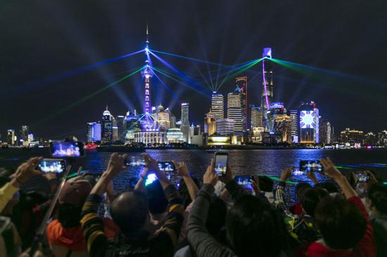人们在上海外滩观赏灯光秀（10月5日摄）。新华社记者王翔 摄