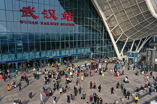 旅客在武汉火车站东广场准备进站乘车（10月8日摄，无人机照片）。新华社发（赵军摄）