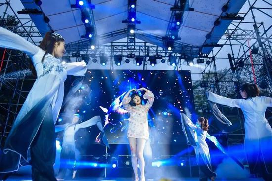 111亿元！1474万人次！