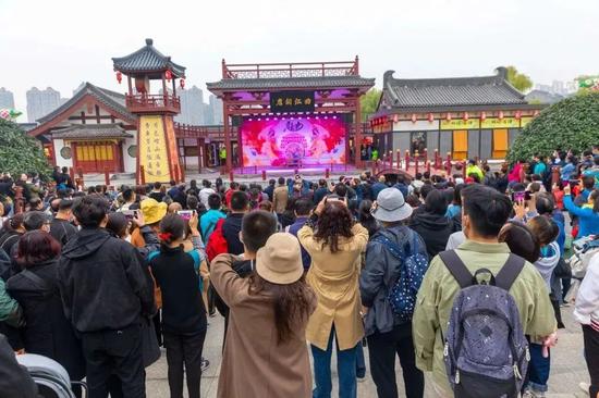 111亿元！1474万人次！