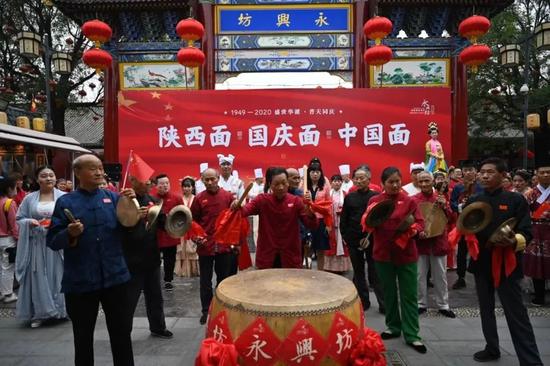 111亿元！1474万人次！