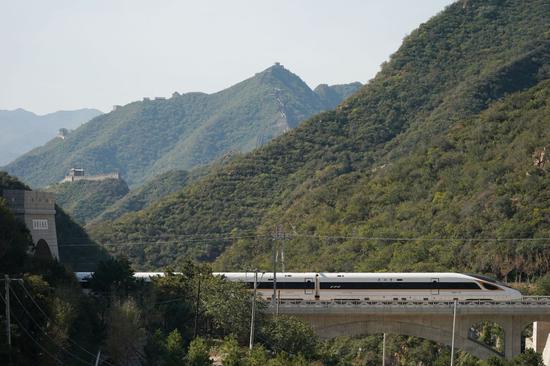 一列复兴号高铁列车从京张高铁驶过居庸关长城（10月6日摄）。新华社记者 鞠焕宗 摄