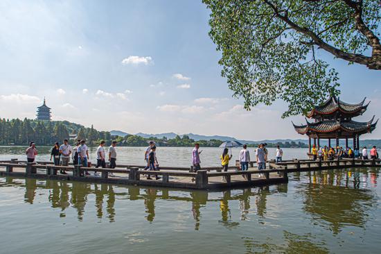 游客在杭州西湖长桥景区游览（10月1日摄）。新华社发（江汉摄）