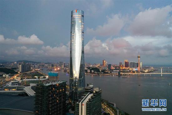 珠海中心大厦和远处的澳门（9月13日摄，无人机照片）。新华社记者 陈晔华 摄