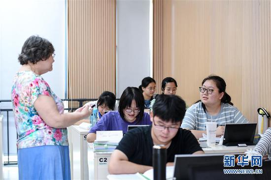 在深圳北理莫斯科大学，学生在上俄语课时回答老师提问（9月28日摄）。新华社记者 毛思倩 摄
