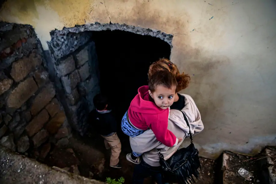  斯捷潘纳克特居民逃向地下避难所。（图源：Getty）