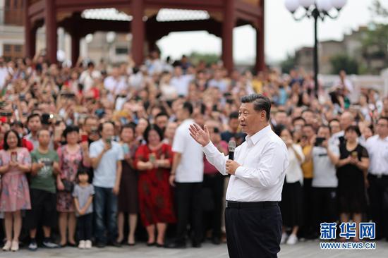 10月12日至13日，中共中央总书记、国家主席、中央军委主席习近平在广东考察。这是13日下午，习近平在汕头市小公园开埠区，同当地群众和游客亲切交流。 新华社记者 王晔 摄