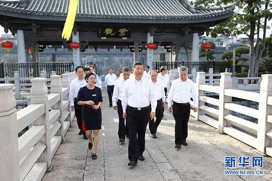 10月12日至13日，中共中央总书记、国家主席、中央军委主席习近平在广东考察。这是12日下午，习近平在潮州市察看广济桥，了解桥梁历史文化特色，听取修复保护情况介绍。 新华社记者 鞠鹏 摄