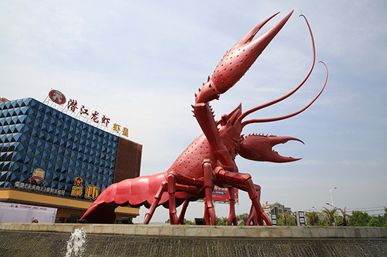 湖北潜江龙虾城的巨型小龙虾雕塑。图/IC photo