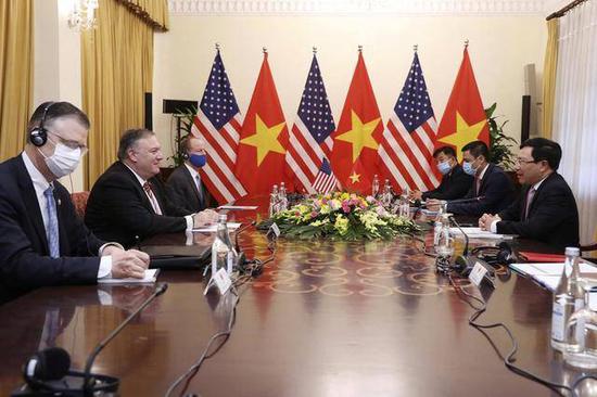 （图说：美国国务卿蓬佩奥和越南外交部长范平明出席10月30日在越南河内举行的会议。/ 图源：美联社）