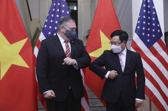  （图说：美国国务卿蓬佩奥和越南副总理兼外长范平明在欢迎仪式上 / 图源：美联社）