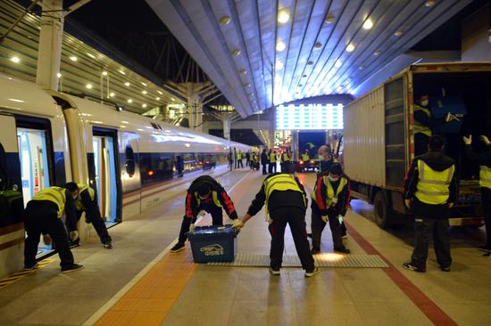 北京日报|头一回！今早这趟复兴号，“乘客” 都是双11快件