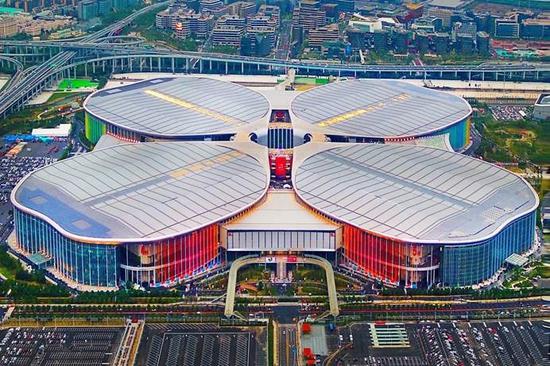 “四叶草”绽放。中国国际进口博览会主会场——国家会展中心(上海)鸟瞰。赵立荣摄