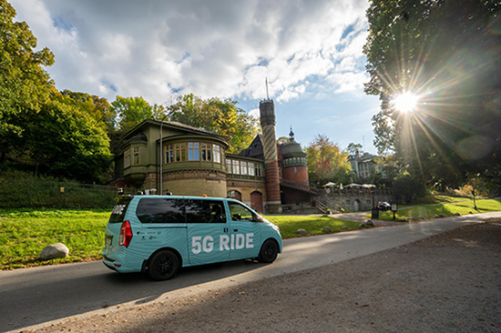  2020年9月30日，瑞典首都斯德哥尔摩，一辆5G自动驾驶汽车在进行测试。图|新华社