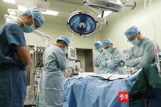 捐献前，医务人员向张女士默哀致敬 王倩 摄