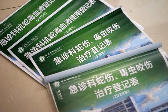 广西养蛇人：最常见和最怕的都是蛇咬伤