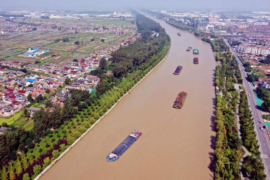 2020年9月18日，江苏省扬州市，运输船只在京杭大运河宝应段航行。（沈冬兵 摄/人民图片）