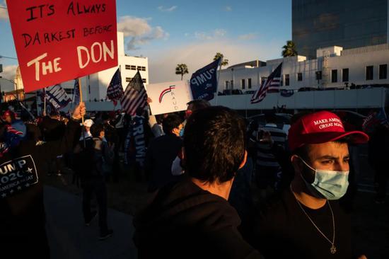 加州比佛利山，特朗普支持者抗议选举结果。