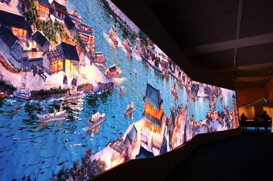 2020年11月3日，观众在国家博物馆参观“舟楫千里——大运河文化展”。（贺路启 摄/人民图片）