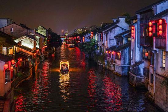 2020年8月8日，市民游客乘坐游船游览无锡古运河及清名桥历史文化街区。（新华社记者 李博 摄）