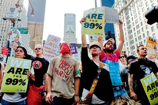 2011年10月11日，“占领华尔街”运动抗议者在纽约富人区游行示
