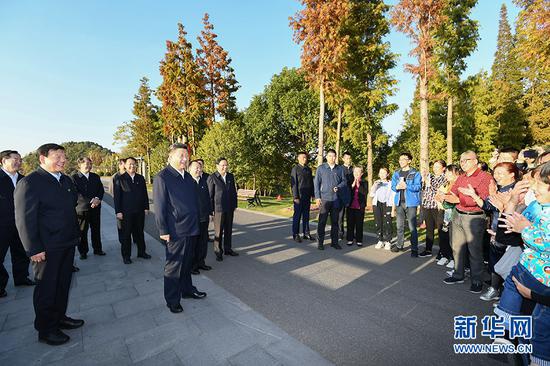 11月12日至13日，中共中央总书记、国家主席、中央军委主席习近平在江苏考察。这是12日下午，习近平在南通市五山地区滨江片区考察时，同市民群众亲切交流。 新华社记者 谢环驰 摄