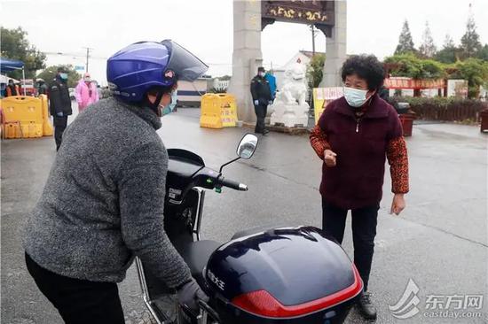 △杨阿姨(左)与妹妹团聚