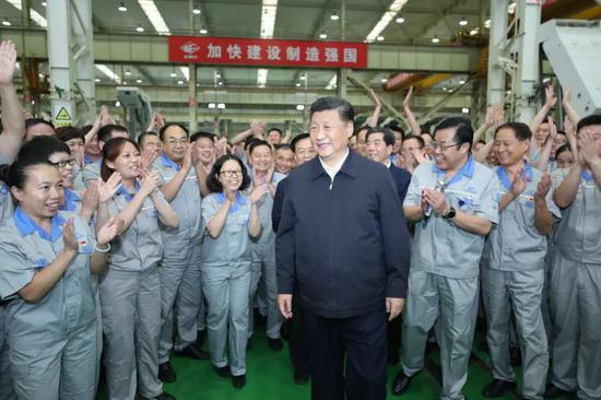 ↑2019年9月17日下午,中共中央总书记、国家主席、中央军委主席习近平在河南郑州煤矿机械集团股份有限公司总装车间同工人们亲切交流,鼓励他们加强自主创新,争创发展战略优势。新华社记者 鞠鹏 摄