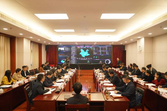 图为11月28日“云南省媒体融合指挥平台”上线仪式现场。（新华社记者 王冠森摄）