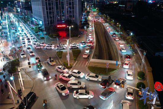  广州番禺万惠一路深夜交通拥堵