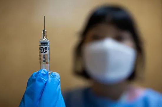 2020年11月2日，韩国京畿道高阳市，当地民众在医院接种流感疫苗。图