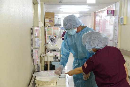 日本一家新冠肺炎定点医院的医护人员（时事通信社）