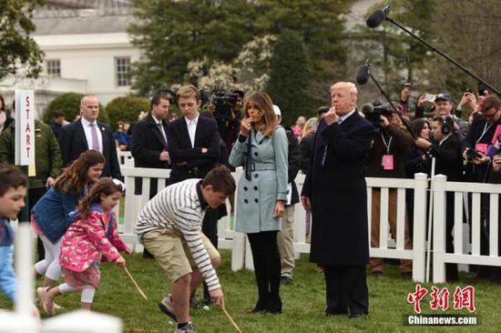资料图：2018年4月2日，白宫举行一年一度的复活节滚彩蛋活动，特朗普携妻子、儿子等一同出席。中新社记者 刁海洋 摄