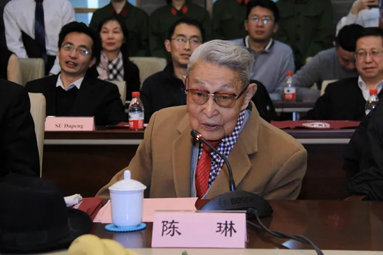 98岁的老教授陈琳回忆了与伊莎白共事的岁月,称赞伊莎白是北外永远的瑰宝。