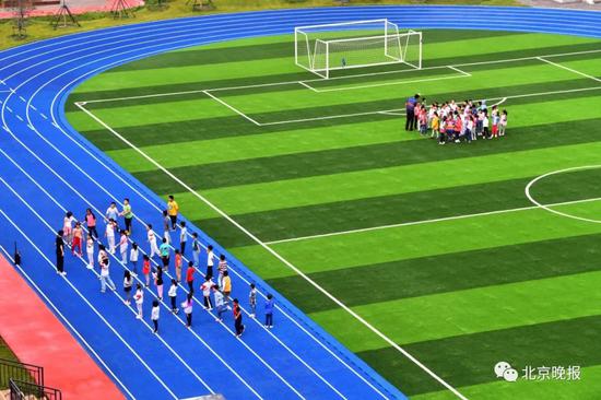 北京学校的小学部已投用，图为孩子们在上体育课 资料图 摄影蔡代征