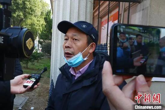 图为劳荣枝二哥劳声桥承受记者采访。 刘占昆 摄