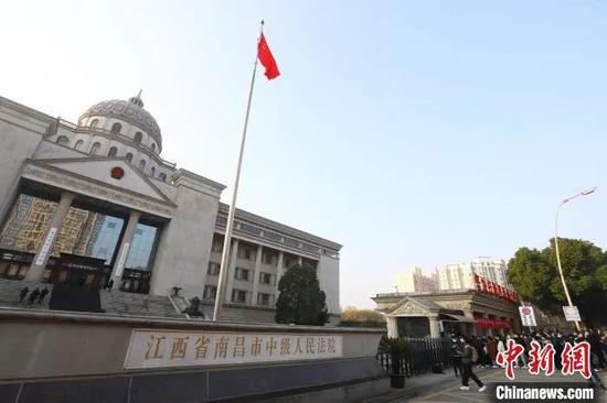 图为江西省南昌市中级人民法院门口,很多记者和市民排队请求旁听。 刘占昆 摄