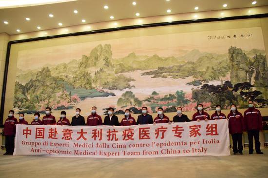 3月17日,浙江省组建的中国抗疫医疗专家组一行12人启程赴意大利协助应对疫情。这是抗疫医疗专家组成员出征前合影留念。新华社记者 郑梦雨 摄