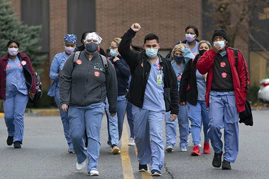 2020年12月1日，美国纽约一所医院的医护人员举行罢工，呼吁获取更安全的工作环境保障。
