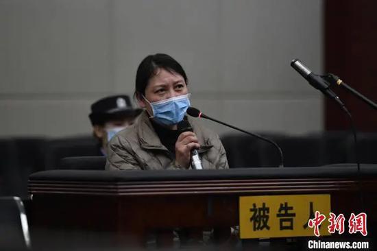 庭审现场,劳荣枝不时垂头啜泣,对自己的行为表明悔过,但不认可部分罪名指控。南昌市中级人民法院 供图