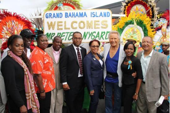·尼加德（前排右三）邀请巴哈马当地官员去庄园作客。