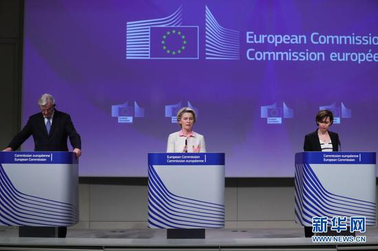 12月24日，在比利时布鲁塞尔的欧盟委员会总部，欧盟负责与英国谈判的首席代表米歇尔·巴尼耶（左）与欧盟委员会主席冯德莱恩（中）出席新闻发布会。新华社记者 郑焕松 摄