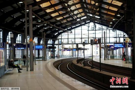 资料图：当地时间12月16日，德国柏林，几名乘客在弗里德里希大街火车站内等车。