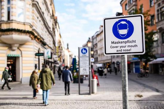 ▲11月13日，在德国慕尼黑，一条步行街上竖立着要求人们戴口罩的提示牌。新华社发（凯文·福格特 摄）