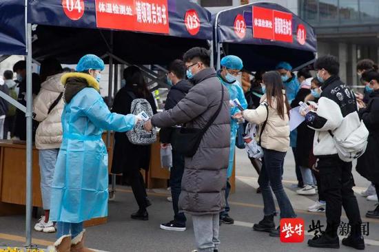 考生正在接受体温检测 视觉江苏 苏阳 摄