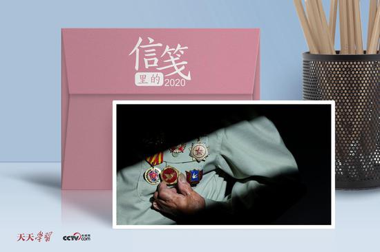 在四川省成都市,志愿军老战士涂伯毅抚摩“和平万岁”纪念章(2020年9月28日摄)。