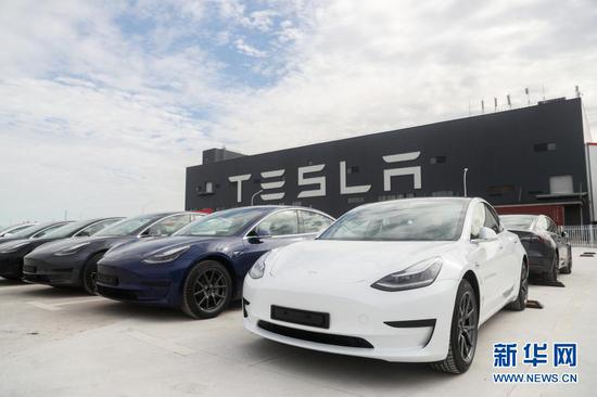 10月26日拍摄的特斯拉上海超级工厂内的Model 3汽车。新华社记者 丁汀 摄