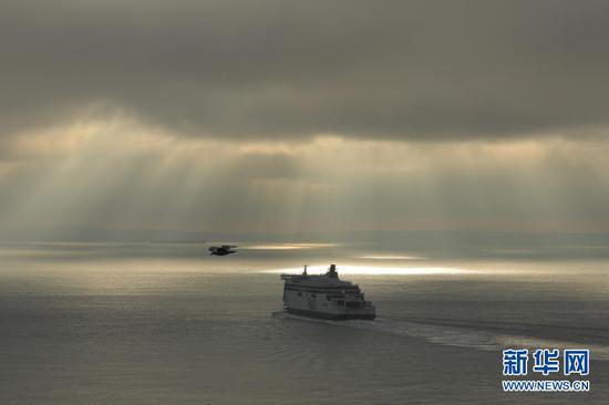 1月1日，一艘轮船驶离英国多佛港。多佛港是距离欧洲大陆最近的英国港口。新华社发（蒂姆·爱尔兰摄）