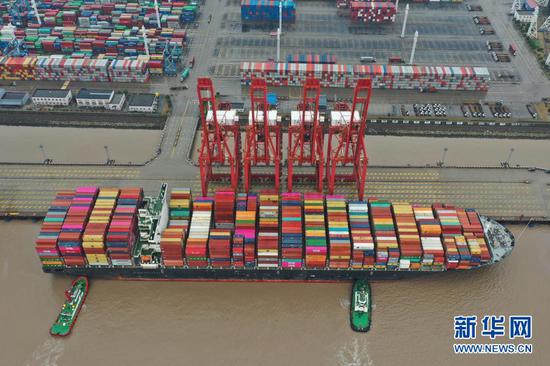 一艘货轮停靠在宁波舟山港穿山港区集装箱码头（2020年2月26日摄）。新华社记者 黄宗治 摄