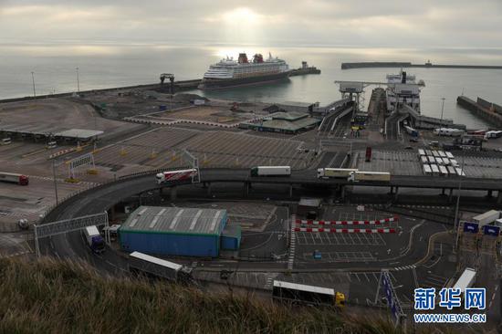 这是1月1日拍摄的“脱欧”过渡期结束后第一天的英国多佛港。多佛港是距离欧洲大陆最近的英国港口。新华社发（蒂姆·爱尔兰摄）